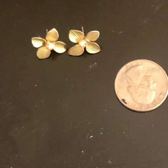 Hawaii stud flower earrings - Picture 2 of 3